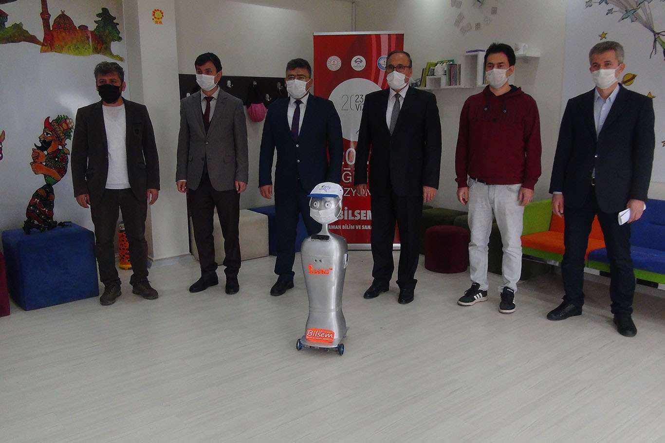 Türkiye’nin ilk yapay zekâ destekli maske tanıyan otonom robotu Adıyaman'da üretildi Türkiye’nin ilk yapay zekâ destekli maske tanıyan otonom robotu Adıyaman'da üretildi